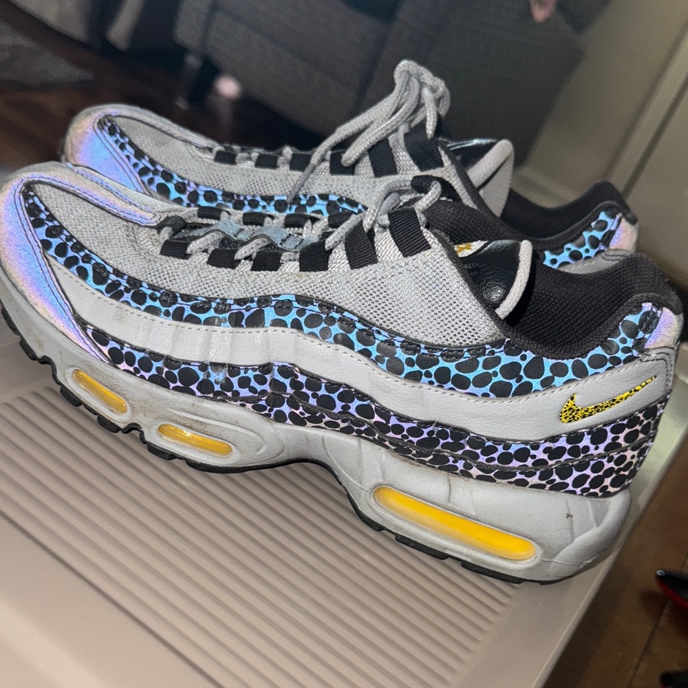 Nike air max 95 men’s size 9. Great condition see photos as color changes.